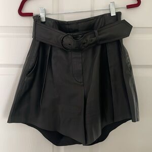 UTERQÜE leather short pants - size M
